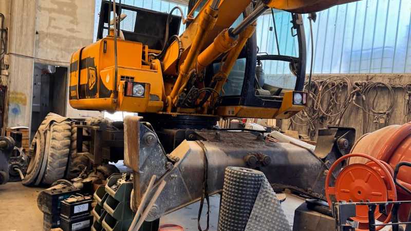 OmecoHub - JCB JS130W